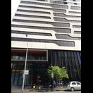 Wir haben das Hochhaus mit unserem Apartment erreicht